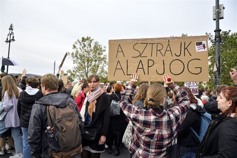 Proteste für Streikrecht: Ungarischen Lehrkräften droht Entlassung
