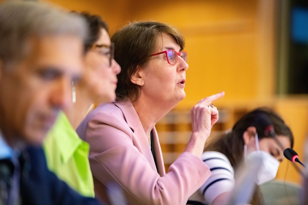 EP-135430A_COVID-19_Committee