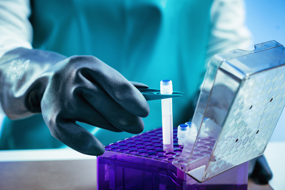 Biobanking.,Technician,Preparing,Biological,Sample,For,Deep,Freezing