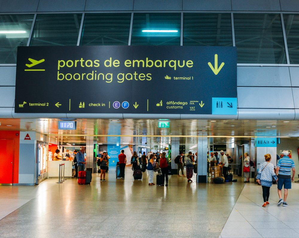 Lissabon Portugal -Sept 26 2018: Passagiere in der Abflughalle