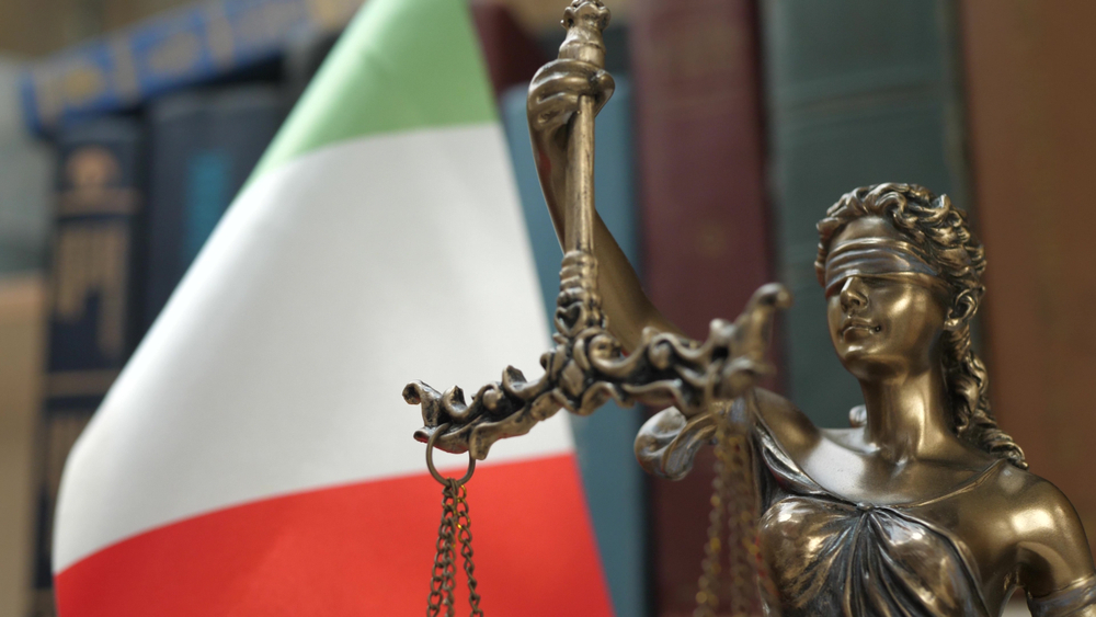 Statue,Of,Lady,Justice,With,Bookshelf,With,Books,And,Italy