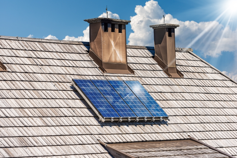 Nahaufnahme einer Gruppe von Solarpaneelen über dem Holz