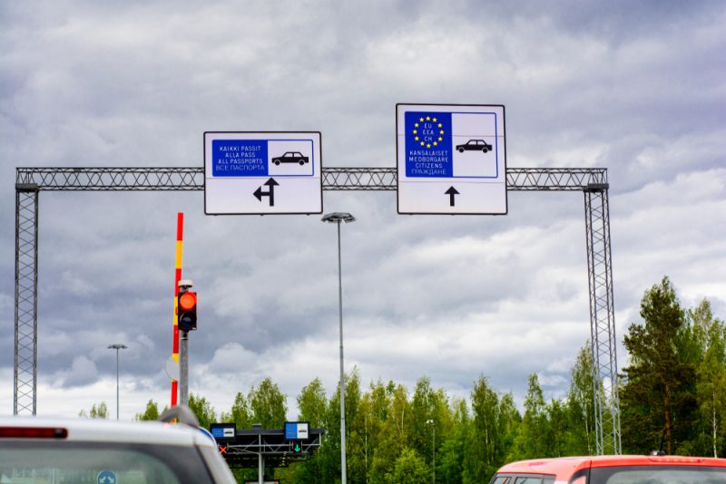 Russen reisen durch Norwegen, um in Finnland einzukaufen