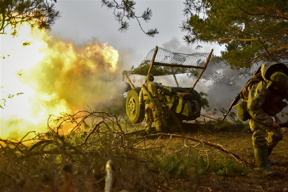 Ukrainian servicemen fire howitzer towards Russian positions