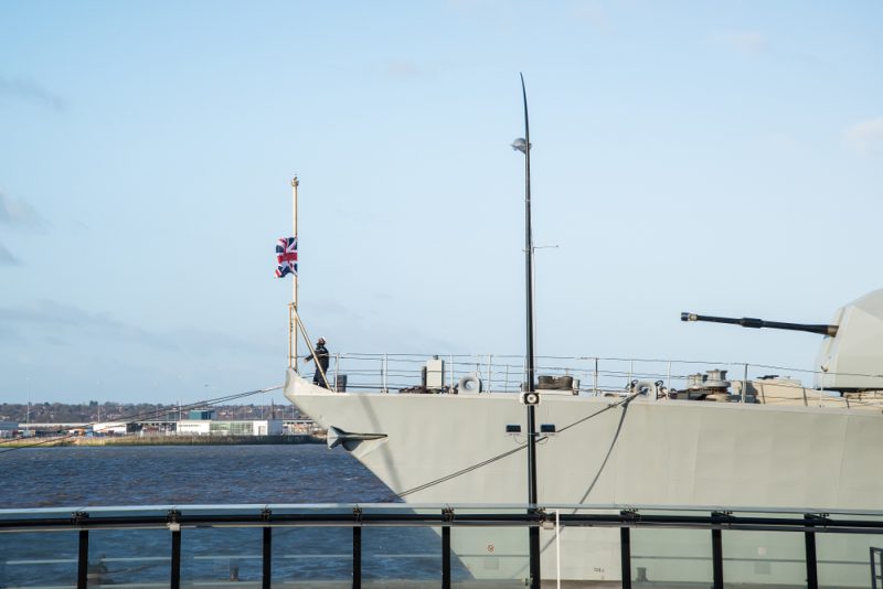 Britische Marine beschlagnahmt mit Waffen beladenes Schiff