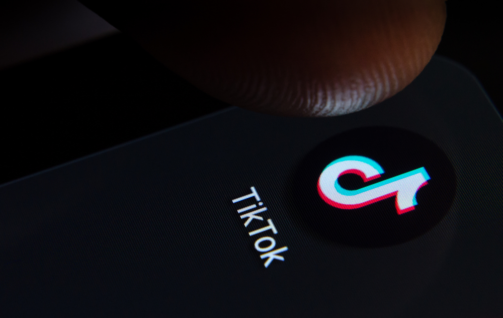 Tiktok,App,Icon,On,The,Smartphone,Screen,With,Visible,Pixels