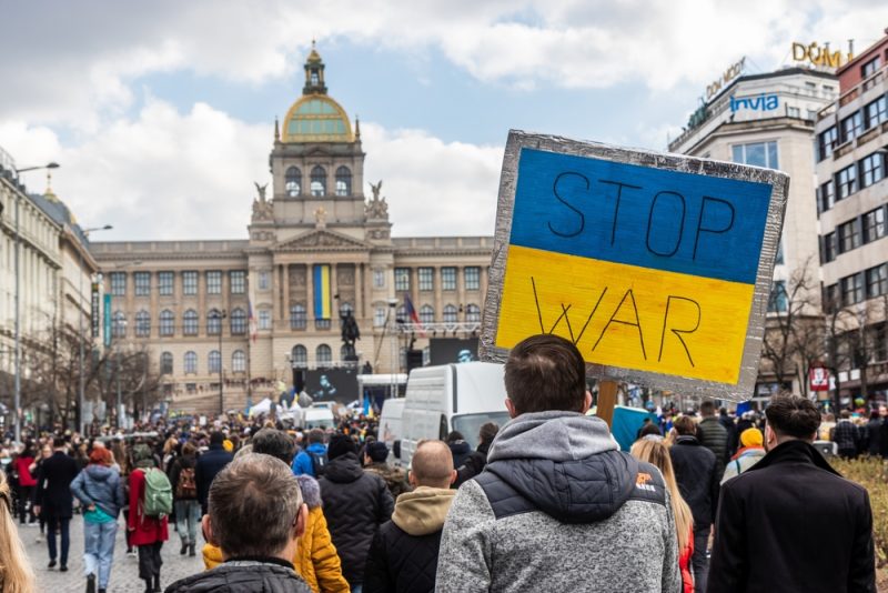 Russische Kriegssymbole bei Anti-Regierungsprotesten in Prag