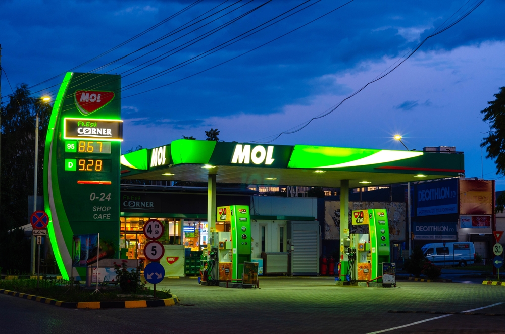 Bucharest,,Romania,-,June,22,,2022:,A,Mol,Gas,Station