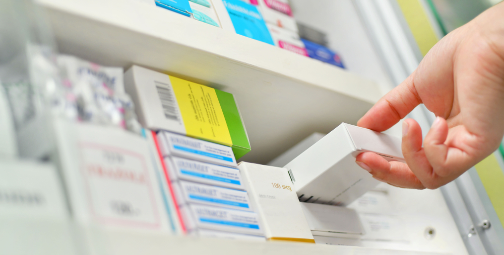 Closeup,Pharmacist,Hand,Holding,Medicine,Box,In,Pharmacy,Drugstore.