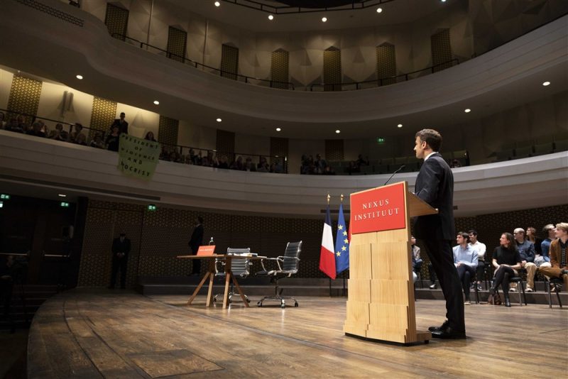 Macron-Auftritt in Den Haag von Protestaktion unterbrochen
