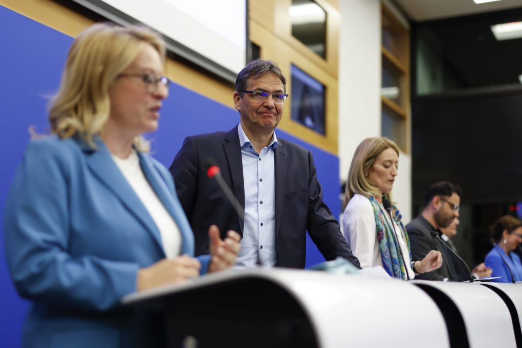 EP-148855A_PressConf