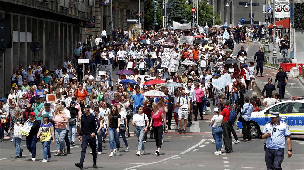 Romanian teachers on general strike in Bucharest