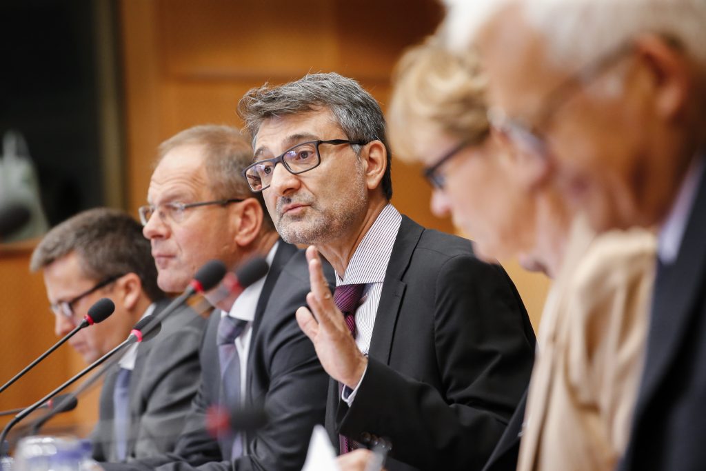 MOEDAS, Carlos – Member of the EC in charge of Research, Science and Innovation, NAVRACSICS, Tibor – Member of the EC in charge of Education, Culture, Youth and Sport, Vladimir SUCHA – Director General of the Joint Research Centre of the European Commissi