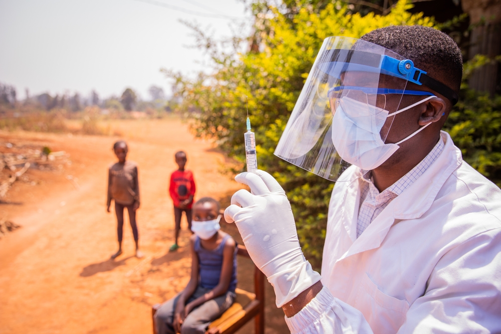 An,African,Doctor,Is,About,To,Vaccinate,Children,To,Prevent