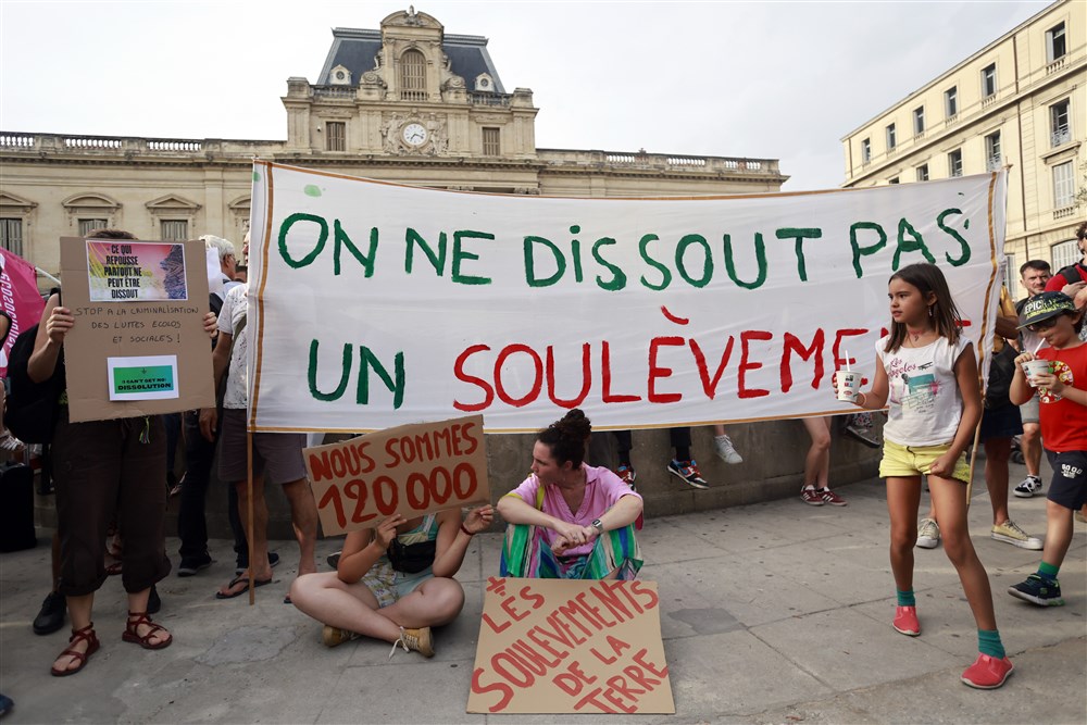 Demonstration against dissolution of a climate activist movement