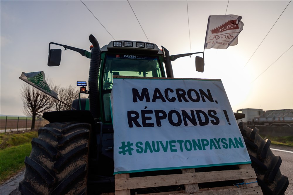 Farmers block roads around Paris to protest against the CAP reform