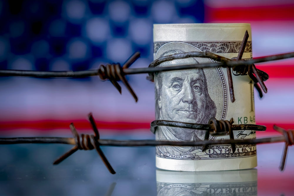 Barbed,Wire,Against,Us,Dollar,Bancnotes,As,Symbol,Of,Economic