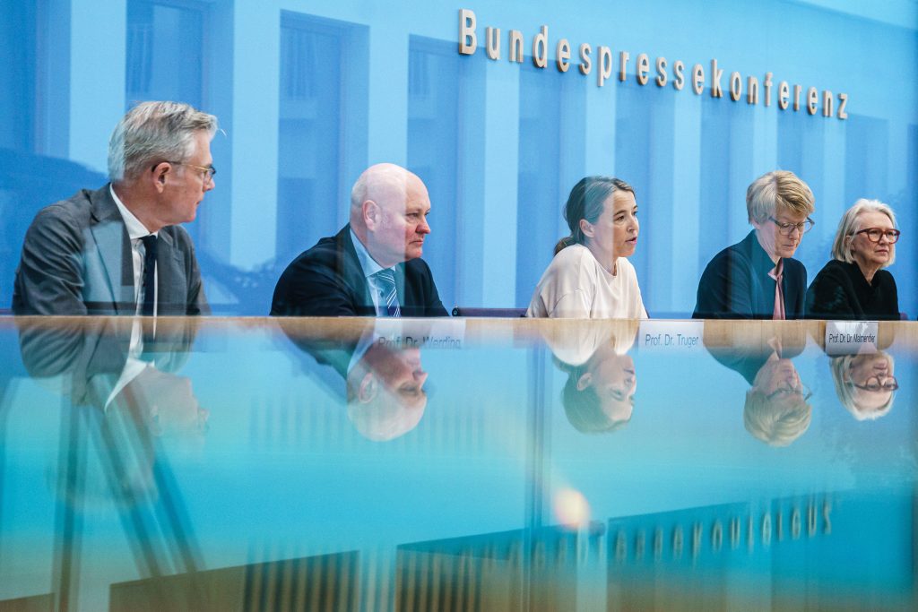 German council of economic experts presents updated 2023/24 economic forecast
