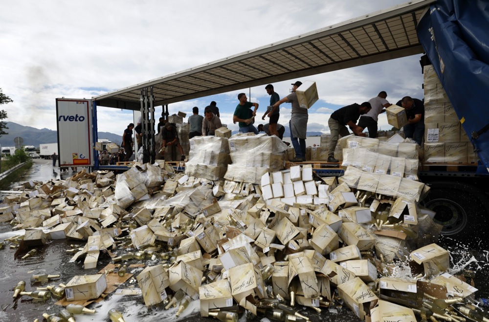 French winemakers protest against Spanish imports