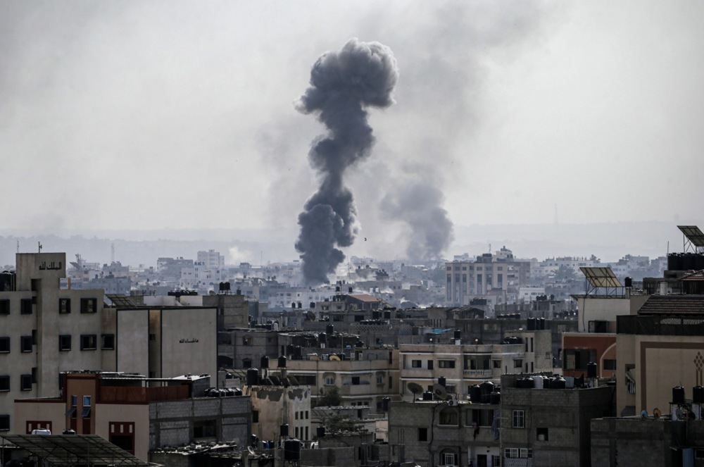 Israeli air strikes target Tel al-Hawa neighborhood in Gaza City