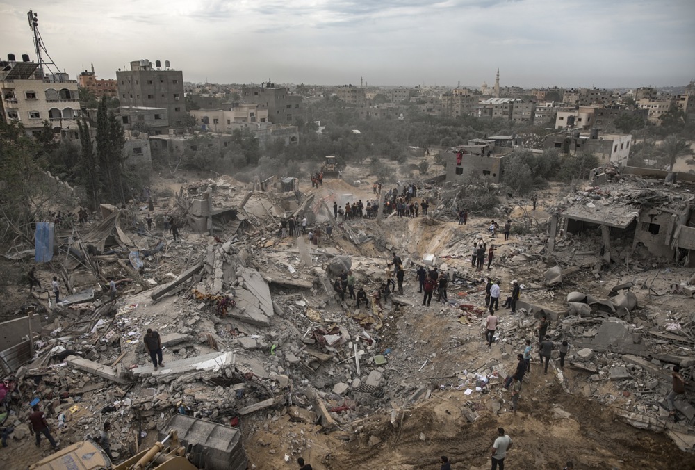 Search for survivors in Khan Younis following an Israeli strike