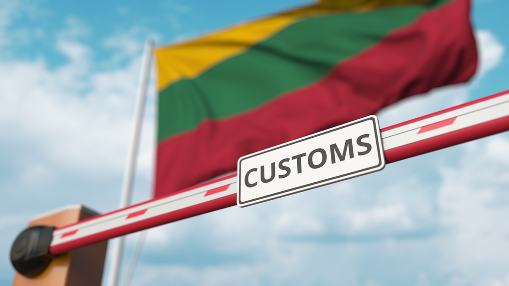 Closing,Boom,Barrier,With,Customs,Sign,Against,The,Lithuanian,Flag.
