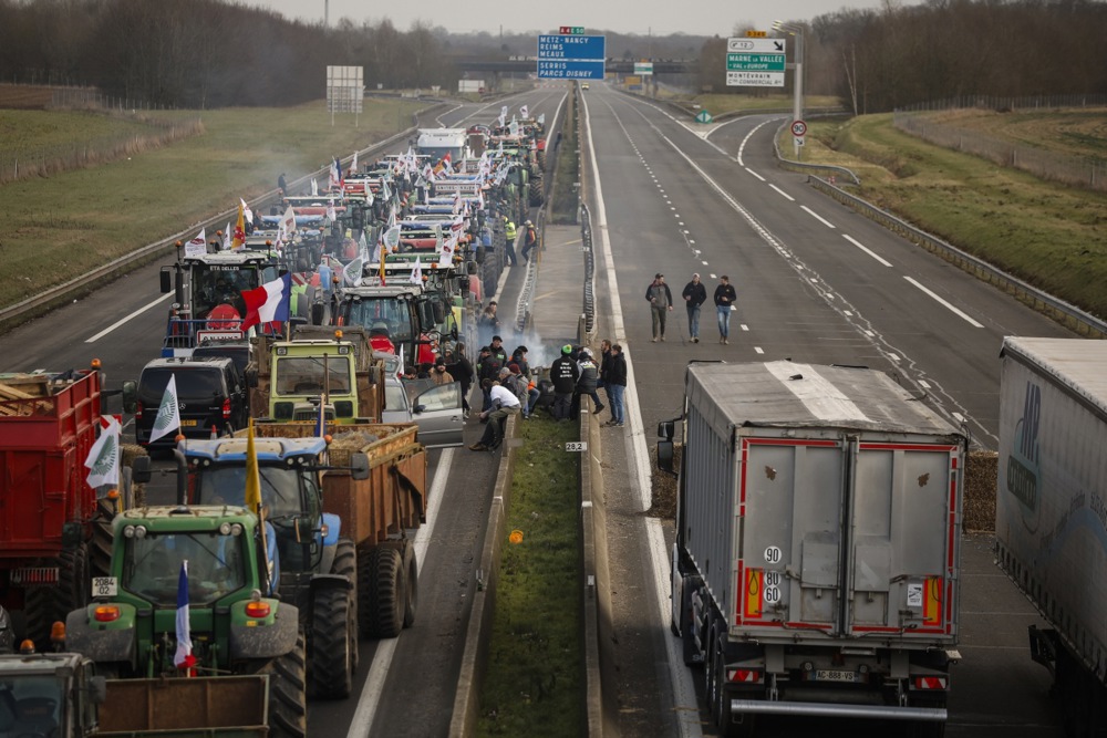 French farmers block main access roads to Paris