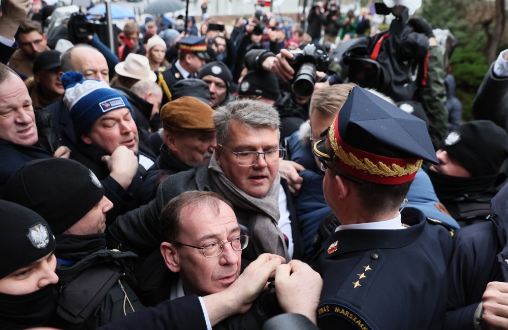 Poland Parliament security bars former MPs from entering the parliament