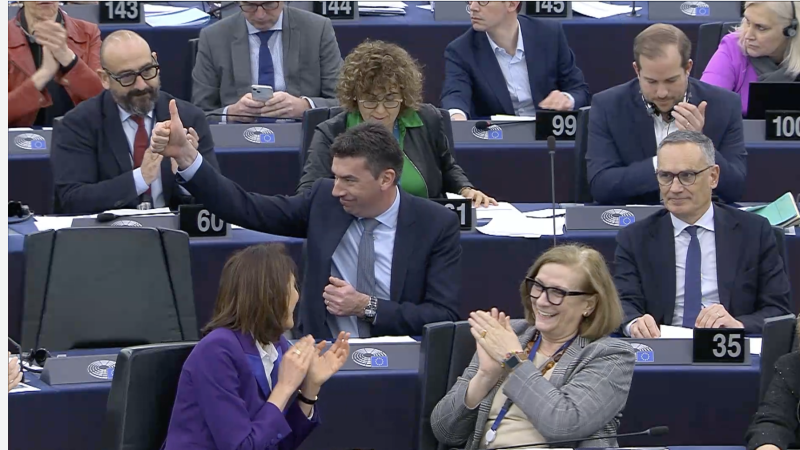 Weltweit erstes KI-Gesetz mit breiter Mehrheit im EU-Parlament angenommen