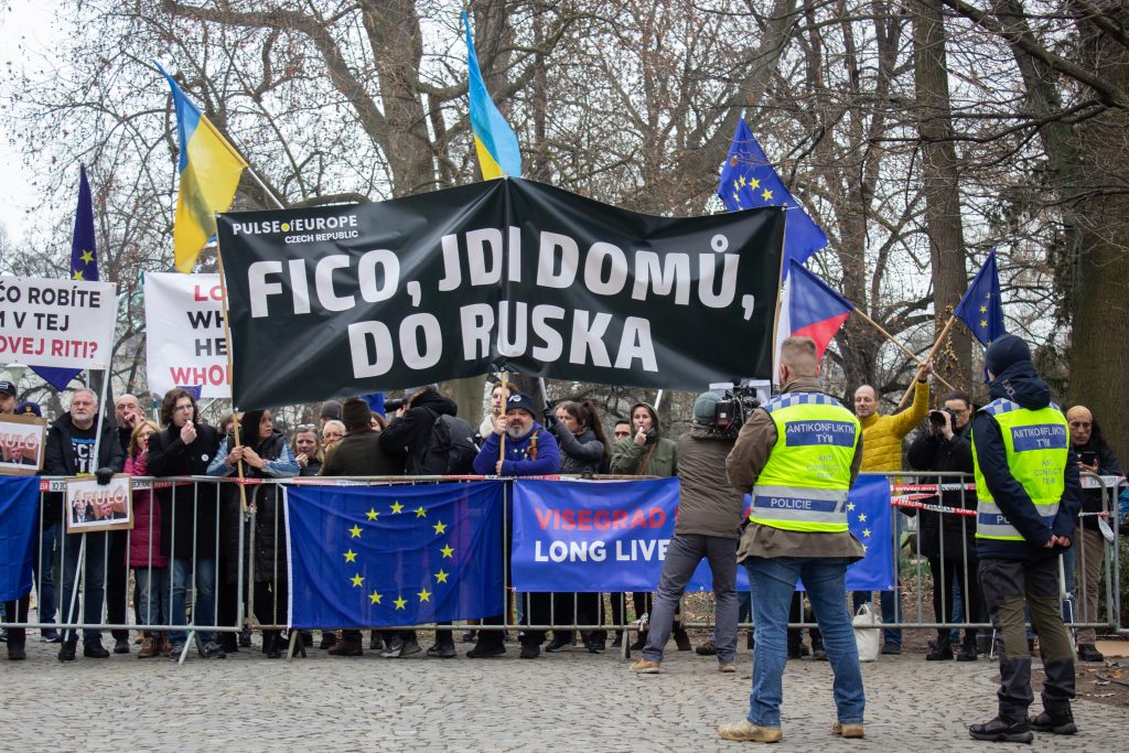 Na snímke ľudia protestujú proti slovenskému premiérovi Robertovi Ficovi a maďarskému premiérovi Viktorovi Orbánovi pred Lichtenštajnským palácom v Prahe, kde sa v utorok koná summit predsedov vlád Vyšehradskej štvorky (V4). Praha, 27. februára 2024. FOTO TASR – Barbora Vizváryová