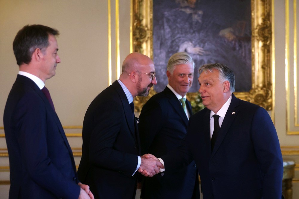 epa11284730 Hungarian Prime Minister Viktor Orban (R) is welcomed by Belgian King Philippe (C), Belgian Prime Minister Alexander De Croo (L) and European Council President Charles Michel (2-L) ahead of a special meeting of the European Council in Brussels, Belgium, 17 April 2024. EU leaders gather in Brussels for a two-day summit to discuss the economy and competitiveness, as well as Ukraine, Turkey and the Middle East, including Lebanon, among other issues.  EPA-EFE/OLIVIER HOSLET / POOL