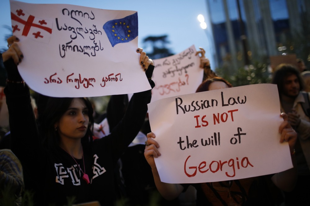 Protest against a draft bill on ‚foreign agents‘ near the Georgian Parliament