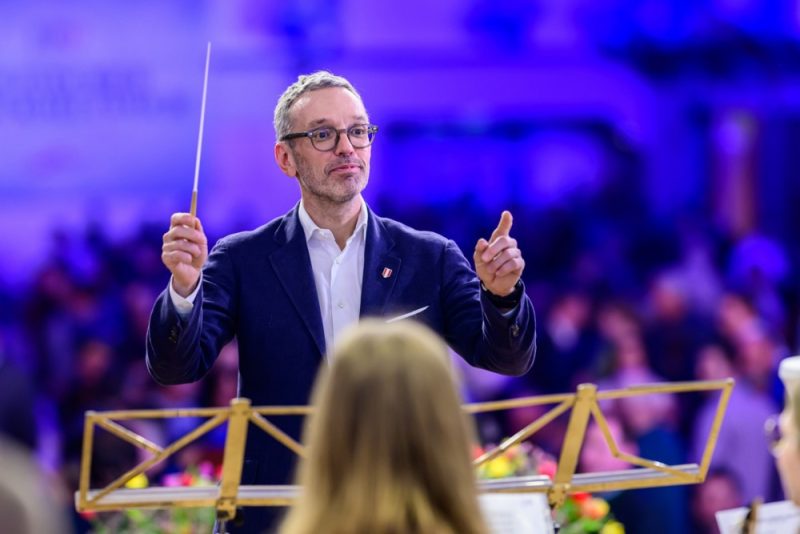 Rechtspopulisten in Österreich und Ungarn bereiten EU Kopfzerbrechen