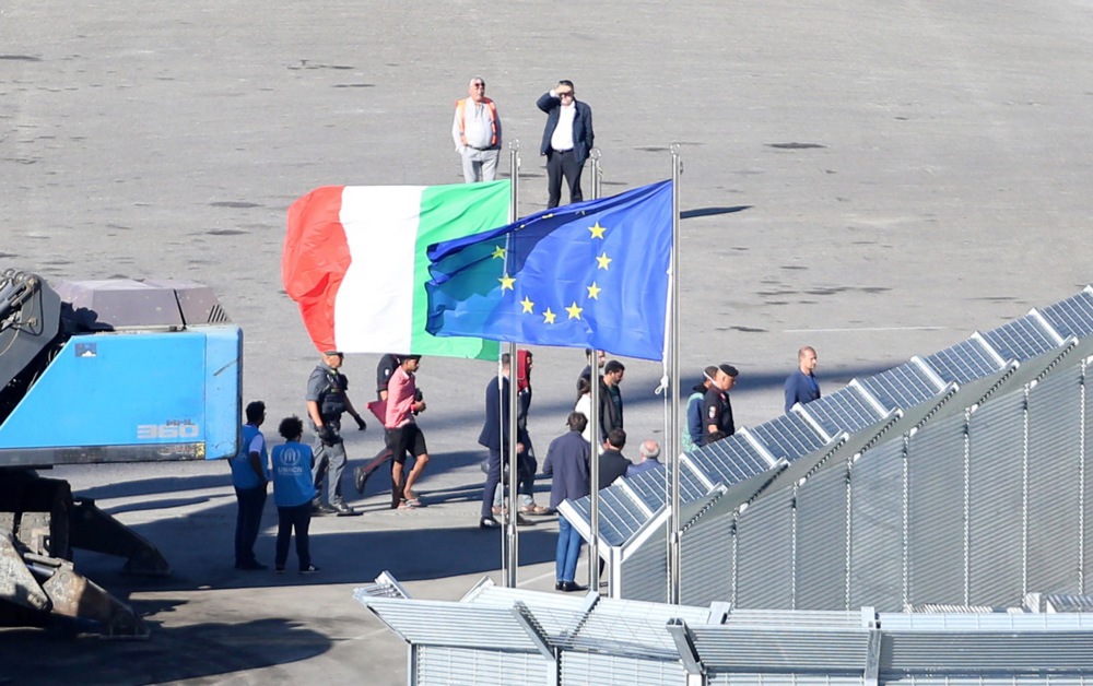 First boat carrying migrants from Italy arrives to Albania