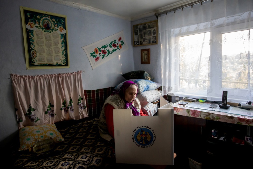 Moldova holds presidential elections, EU accession referendum