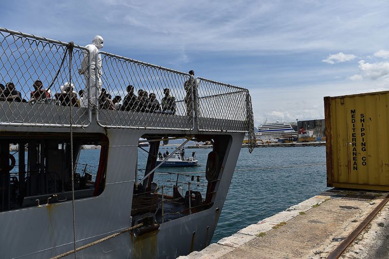 Asylzentrum in Albanien: Erstes italienisches Schiff legt an