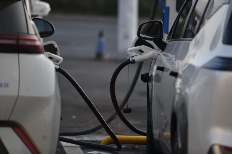 Hohe Kosten und mangelnde Infrastruktur: E-Auto-Ladenetz in Portugal