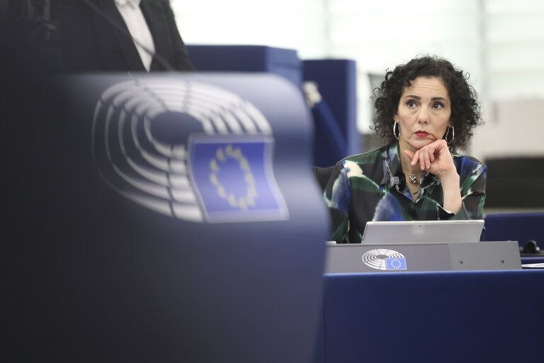 Belgiens designierte EU-Kommissarin im Visier: Lahbibs Vergangenheit unter Kritik
