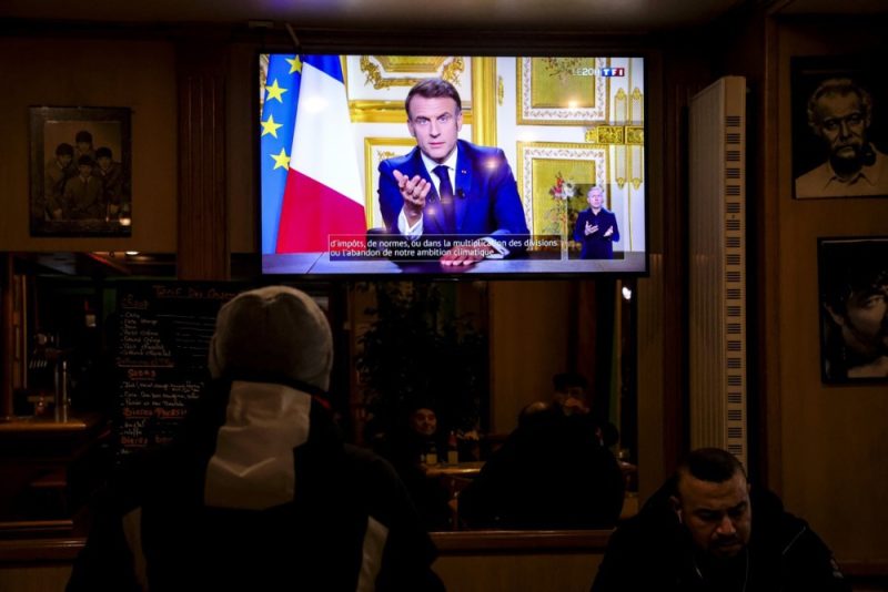Macron macht Linke und Rechte für Regierungssturz verantwortlich