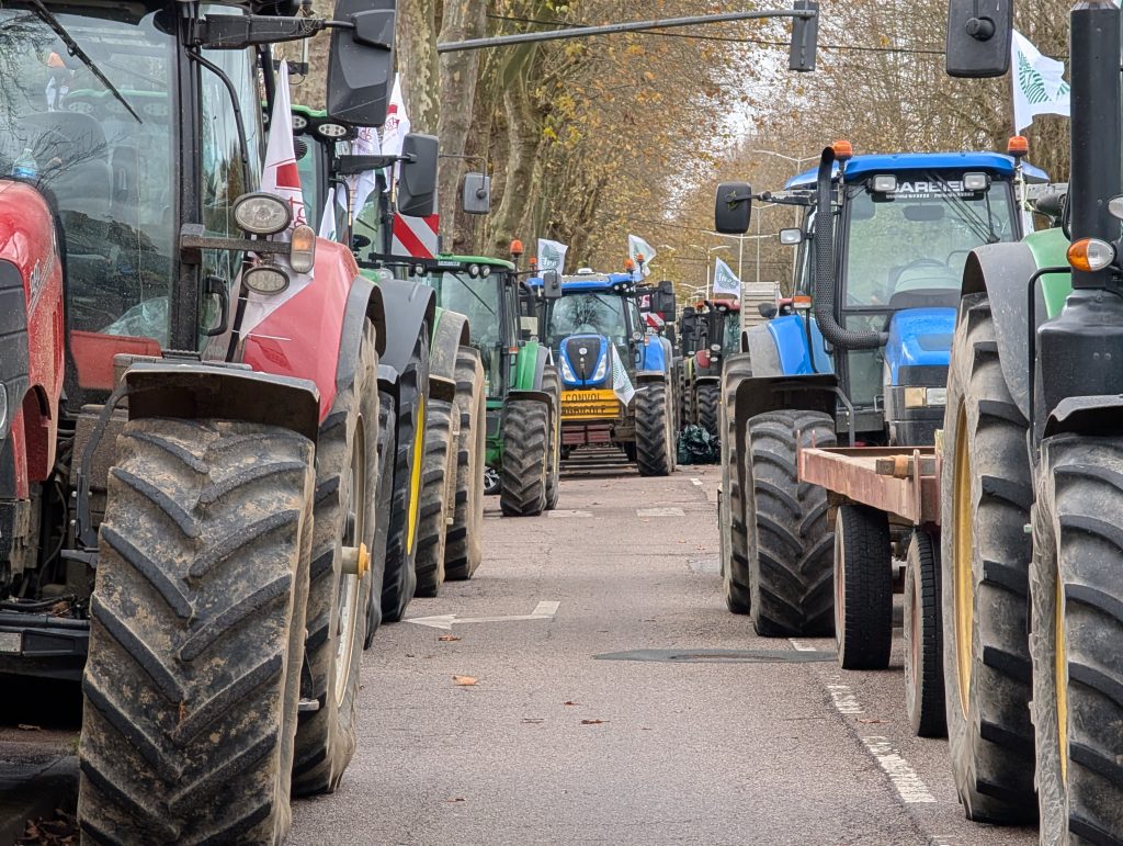 French farmers protest possible “Mercosur Deal“ and administrative overload with tractor convoy in Evreux