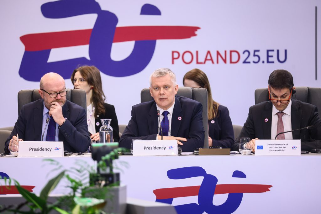 Poland, Warsaw, 30 January 2025. Informal meeting of Home Affairs ministers. Working session I – New, innovative solutions in migration management. Tomasz Siemoniak (C), Maciej Duszczyk (L), Kim Freidberg (R)