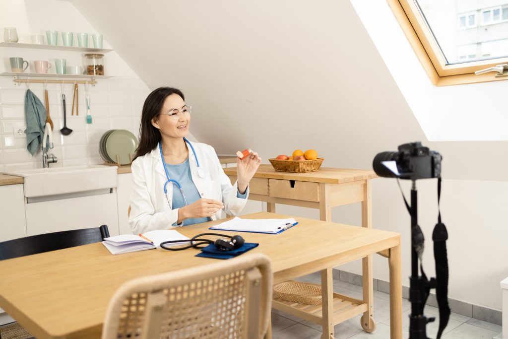 Medfluencer: Eine Dosis Berühmtheit, Ratschläge und Nebenwirkungen?