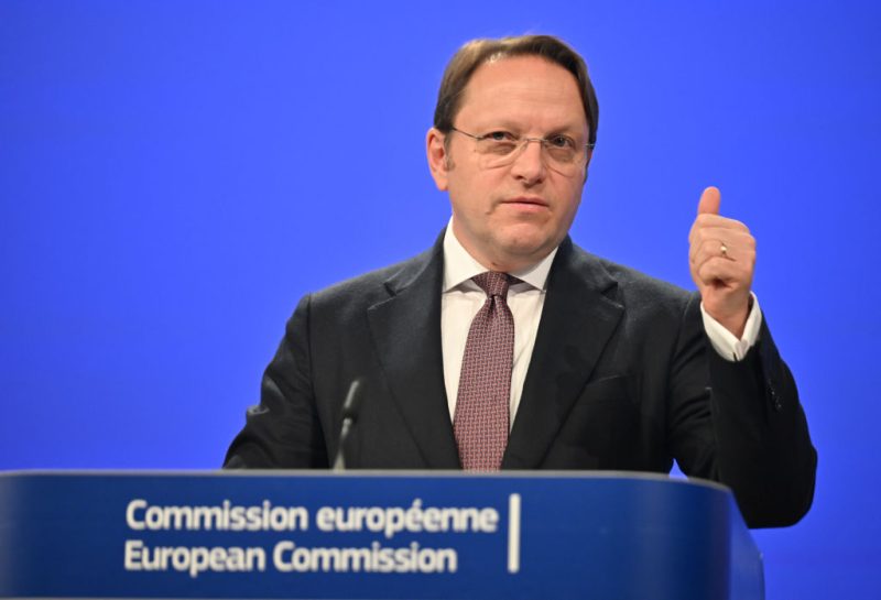 EU-Kommission: Ungarischer Kommissar Várhelyi weist Spionagevorwürfe zurück