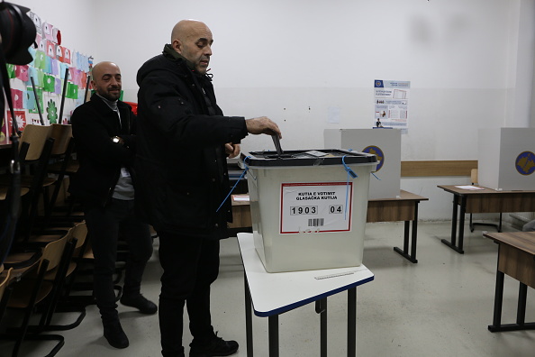 Kosovo wählt, um einen zehnmonatigen politischen Stillstand zu überwinden