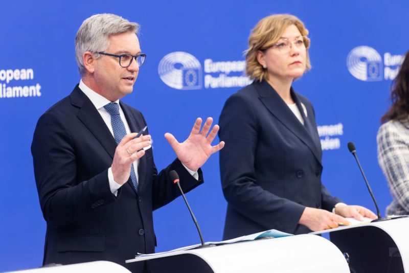 EXKLUSIV: Kommission will Rückführungen und Grenzkontrollen im Fünfjahresplan priorisieren