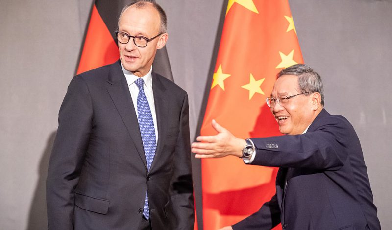Merz schlägt in Peking versöhnliche Töne an und fordert China auf, Russland zu zügeln