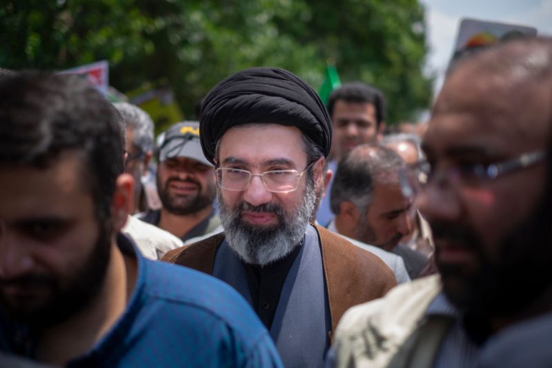 Wohnsitz von Chameneis Sohn und wahrscheinlichem Nachfolger in Teheran bombardiert, laut Bericht