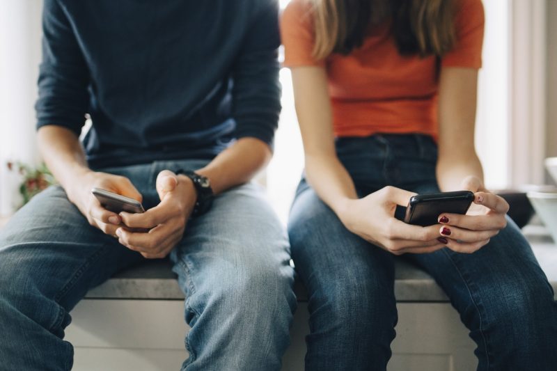 Die sozialen Medien beeinflussen das Wohlbefinden junger Menschen, laut dem UNO-Weltglücksbericht