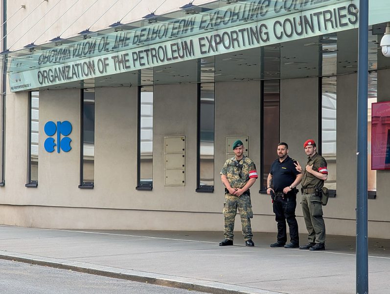 OPEC+ erhöht Ölförderquoten und spricht Warnung aus