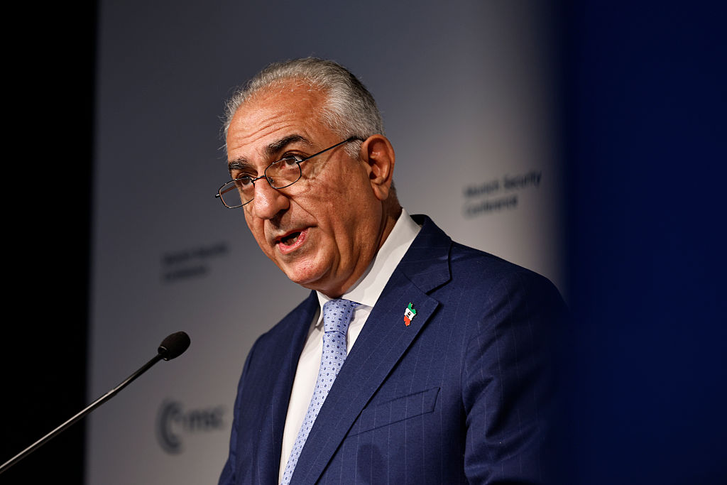 Reza Pahlavi lehnt die Einladung des EU-Parlaments ab und trifft sich mit Politikern in Italien